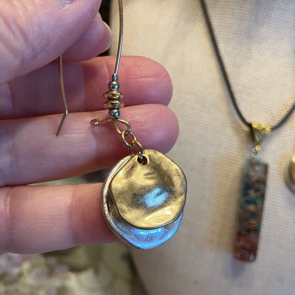 MULTICOLORED PENDANT WITH GOLD/SILVER PIERCED EARRINGS - Picture 4 of 9